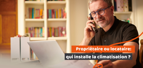 homme avec lunette qui telephone devant son ordinateur