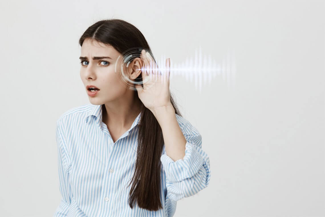 femme aux prises problèmes auditifs plan moyen scaled