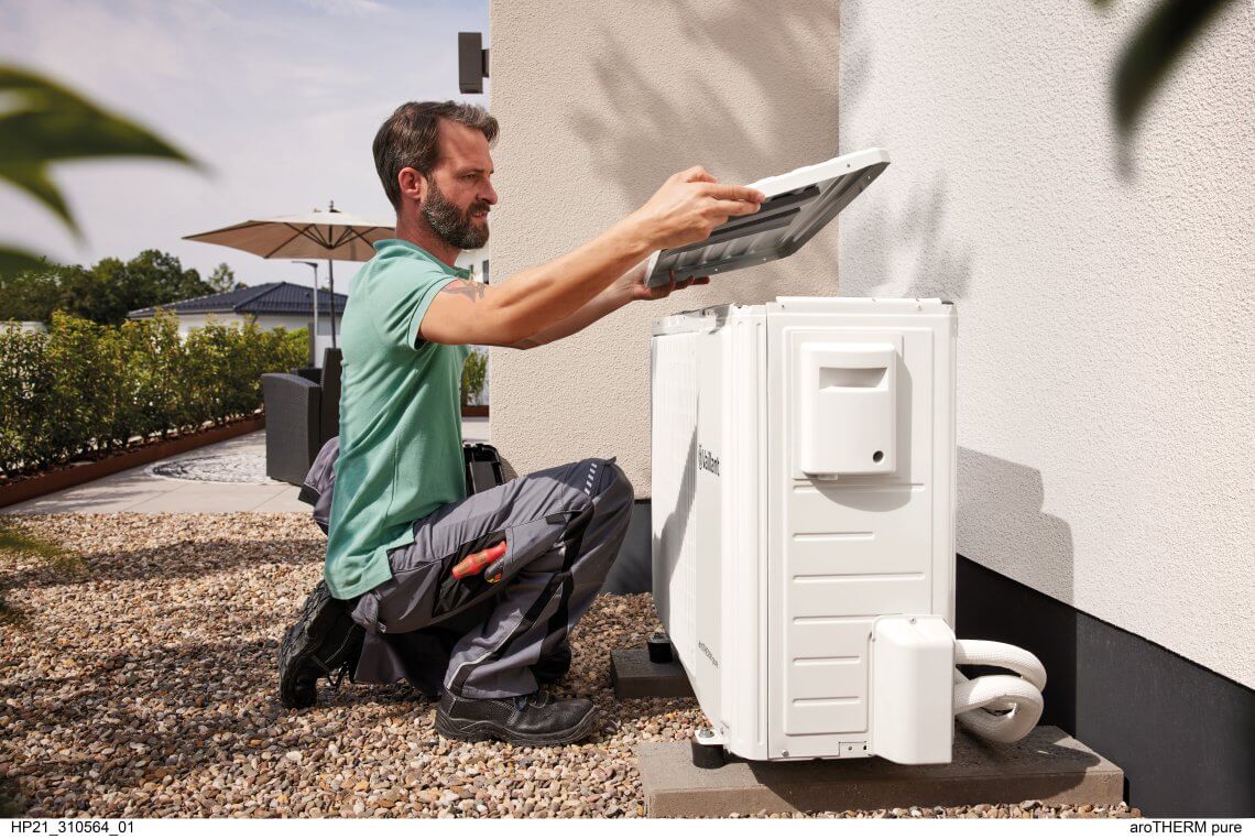 technicien installant la climatisation