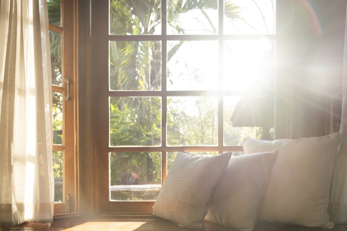 Soleil traversant la fenêtre de la maison