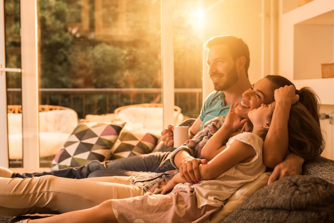 famille confortable chez eux