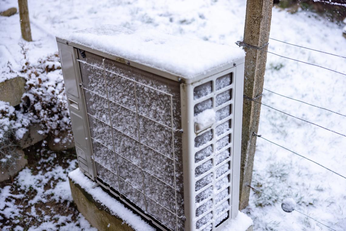 de la neige sur la pompe à chaleur
