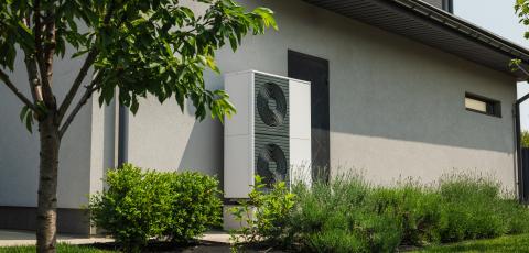 pompe a chaleur devant la maison